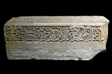 Hautamerkki. Iran, Siraf, 527 H./1133. Veistetty kivi. Musee du Louvre
