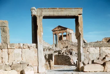 Tunisia, Dougga, roomalaiset Capitolin rauniot nähtynä Dar el Acheb -portaalin kautta