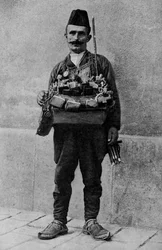Turkki. Itämainen autolycus hawking hänen tavaransa torilla. 1920