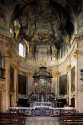 Näkymä Lorenzo Peracinon (1710-1788) alttarille ja freskoille, Madonna del Sasson pyhäkkö, Piemont, Italia