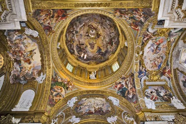 Näkymä kupolille, riipuksille, transpetin vaurioille ja antekoirille Baciccian freskoilla, Gesùn kirkko, Rooma, Italia (kuva)
