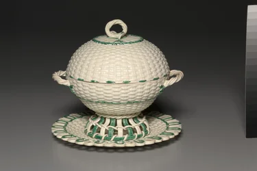 Pajutyöstöllä peitetty kori telineellä, valmistettu Wedgwoodin tehtaalla, n. 1780-1840