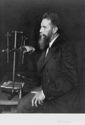 Wilhelm Conrad Roentgen, saksalainen fyysikko, työpöydällään