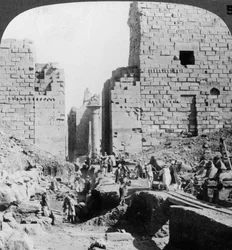 Karnakin temppeliin johtavan kadun kaivaminen Thebassa, Egyptissä, 1905.