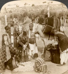 Asiantuntijat ostavat silkkikoteloita vientiin Ranskaan, Antiokiaan, Syyriaan, 1900-luku.