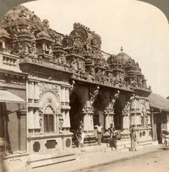 Hienosti veistetty hindubuddhalaisen temppelin koristelu Colombossa, Ceylonissa, 1902.