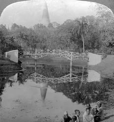 Linnoituksen puutarhat ja Shwedagon-pagodi, Rangoon, Burma, noin 1900-luku.