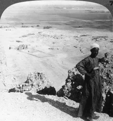 Der-el-Bahrin korkeilta kallioilta tasangon yli Luxoriin, Thebesiin, Egyptiin, 1905.