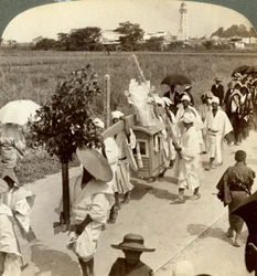 Rikkaan buddhalaisen hautajaiskulkue Sakain tiellä kohti Osakaa, Japania, 1904.