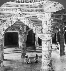 Vimala Sahin temppelin sisustus, Mount Abu, Intia, 1903.