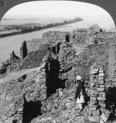 Kasr Qasr Ibrim ja näkymä Niilille Nubiassa, Egyptissä, 1905.