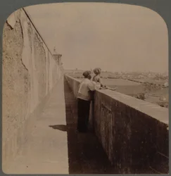 Pitkä kävelymatka vanhaa akveduktia pitkin - 1729-49 - toimittaa kaupunkiin vettä, Lissabon, Portugali, 1902.