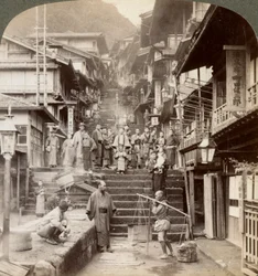 Pääkatu Haruna-vuoren jyrkkää puolta pitkin kuuluisassa kuumien lähteiden kylässä Ikaossa, Japanissa, 1904.
