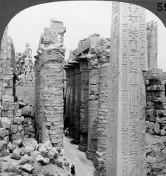Suuren salin keskikäytävä ja Thutmosis I -obeliski, temppeli Karnakissa, Thebes, Egypti, 1905.