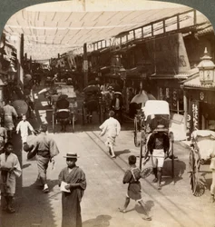 Juhannusliikennettä Shijo Bashidorin markiisien alla, vilkkaan väylän Kiotossa, Japanissa, 1904