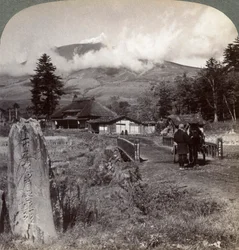 Mount Asama Asamayama, Japanin suurin aktiivinen tulivuori, Katsukakesta luoteeseen, 1904.