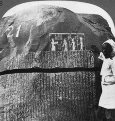Merkittävä kirjoitus seitsemän vuoden nälänhädästä Niilin saarella Egyptissä, 1905.