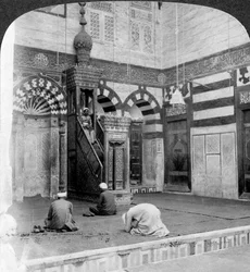 Rukoustila ja saarnatuoli Kait Beyn hautamoskeijassa, Kairossa, Egyptissä, 1905.
