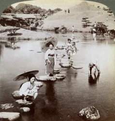 Naiset ylittävät järven ponnahduskivillä, Suizen-ji Garden, Kumamoto, Japani, 1904.