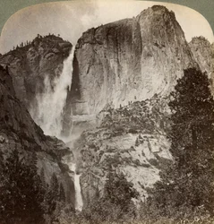Yosemite Point ja tuulen puhaltamat Yosemite Falls, Yosemite Valley, Kalifornia, Yhdysvallat, 1902