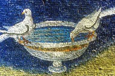 Juovat kyyhkyset: mosaiikki Galla Placidian (390-450) mausoleumissa Ravennassa, Italiassa (5. vuosisata, varhaiskristillinen taide), valokuvattu 1990