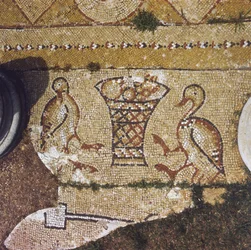 Libanon, osa bysanttilaista mosaiikkia Beit Merin raunioiden keskellä.