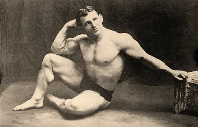 Raskaan sarjan painijan Johann Lemin muotokuva, noin 1910
