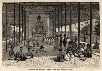 Buddhalaismunkkien vihkimisseremonia temppelissä Angkorin lähistöllä Kambodžassa. Kaiverrus, joka kuvittaa meriluutnantti Francis Garnierin tutkimusmatkaa Indokiinassa vuosina 1866-1868, julkaistu ”Le Tour du monde” -lehdessä 1870-1871, toimittanut