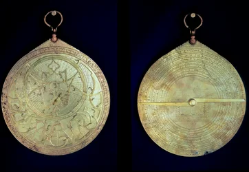 Astrolaabi, merenkulkijoiden käyttämä astronominen mittauslaite 1400-luvulta. Yksityinen kokoelma.