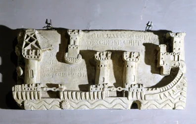 Bareljeef, joka edustaa vanhaa Pisan satamaa. Huomaamme satamaan pääsyn estävät ketjut, jotka Genova otti palkintona Korsikaa vastaan käydyn Melorian taistelun jälkeen. Genova, Peglin merimuseo. 1290.