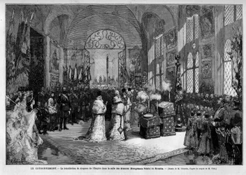 Keisarikunnan lipun siunaaminen Moskovan Kremlin Asekamarissa Venäjän keisari Aleksanteri III:n (1845-1894) ja Tanskan keisarinna Dagmarin (1847-1928) kruunajaisten aikana 27. toukokuuta