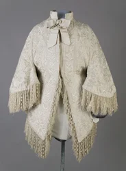 Bertha Palmerin takki, n. 1870 (edestä), uurrettu silkkimoiré, hapsut ja kristallihelmiä