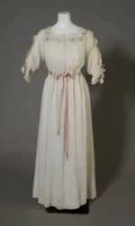 Bertha Palmerin yöpaita, n. 1880 (edestä), Valkoinen puuvilla, pitsi, brodeeraus ja silkkinauha.