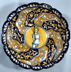 Godronnee fajanssikupin koristelu enkelistä. 1500-luvun Pariisi, Louvre-museo