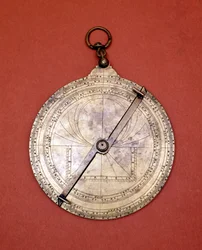 Goottilainen astrolabi 1300-luvulta. Milano, Musei del Castello.
