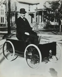 Henri Ford ajoi ensimmäisen bensiiniautonsa Detroitin kaduille vuonna 1896 (ketjuvaihteinen nelipyörä), Privee Collection