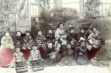Japanilaiset lapset soittamassa musiikkia, 1800-luvun loppu