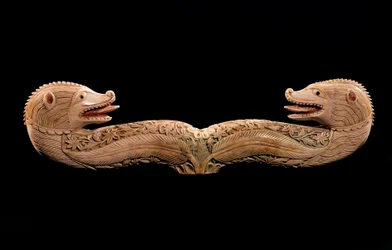 Itämainen taide: tau de houlette (paimenen sauvan pää) norsunluun päillä. 1400-luvun Pariisi, armenialainen museo