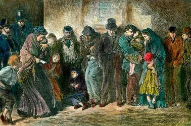 Köyhyyttä Lontoossa suojakodin ovella. Köyhät ja nälkäiset perheet jonottavat kodin edessä. Kaiverrus vuodelta 1869. Yksityiskokoelma
