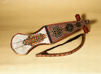 Jousisoitin; rabab (rubab, robab, rebab, rubob, rawap). Alkuperäinen Pohjois-Afrikasta