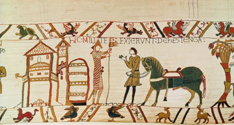 Hastingsin portti avautuu normanneille marssia Haroldia vastaan, Bayeux Tapestry (villakirjonta pellavalle)