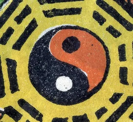 Yin ja Yang. Kiinalainen koriste-esine. sd. 1800-luvulla.