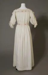 Bertha Palmerin yöpaita, n. 1880, Valkoinen puuvilla, pitsi, kirjonta ja silkkinauha.