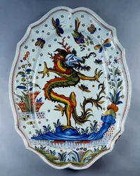Lohikäärmeellä koristeltu fajanssiastia. 1700-luvun Sevres.