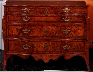 Kalusteet: lipasto setripuusta. 1735-1745 noin Himmeä. 97x137x68 cm Yksityinen kokoelma