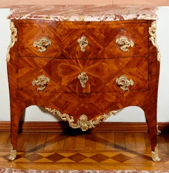 Kalusteet: pieni lipasto setripuusta. 1735-1745 noin Himmeä. 87x100x50 cm Yksityinen kokoelma