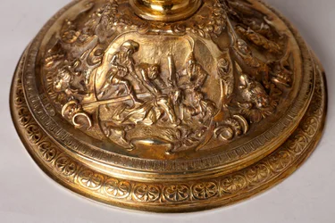 Metallityötä. Malja. Katedraalikappelin dekaanin A. Le Vaillant de la Bassarderien lahja 1726-1758. 1700-luku. Yksityiskohta pohja.