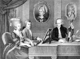 Wolfgang Amadeus Mozartin (1756 - 1791) muotokuva isänsä ja äitinsä välillä. 1800-luvun litografia.