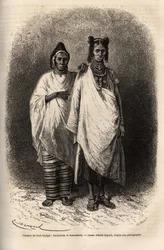 Sarakolilaiset ja kassonkelaiset naiset, Ylä-Senegalin populaatiot, perinteisissä vaatteissa. Kaiverrus havainnollistamaan risteilyä Afrikan rannikolla, vara-amiraali Fleuriot de Langle, vuonna 1868, julkaistu "" Le tour du monde""" 1872, toimittanut Edoua