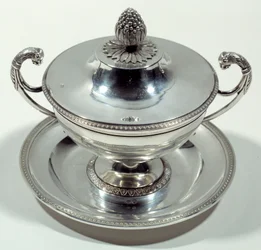 Hopeinen kuppi männynkäpyn päällä. 1789-1809. Katso. Kansallinen renessanssimuseo
